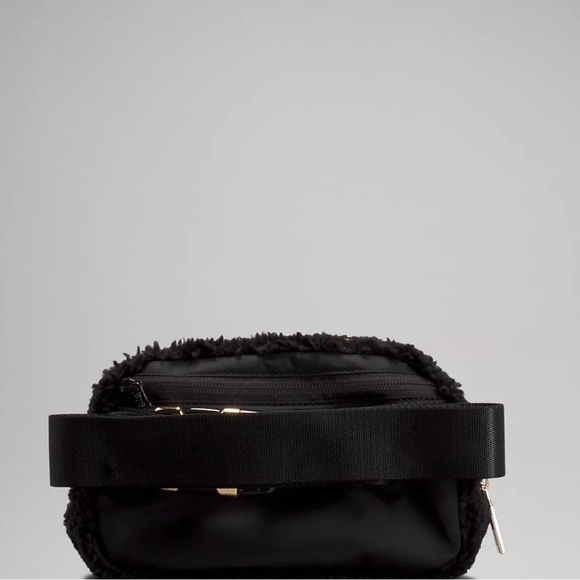 NWT Lululemon Everywhere Belt Bag Crossbody 1L Fleece Sherpa Black NEW - Picture 2 of 3